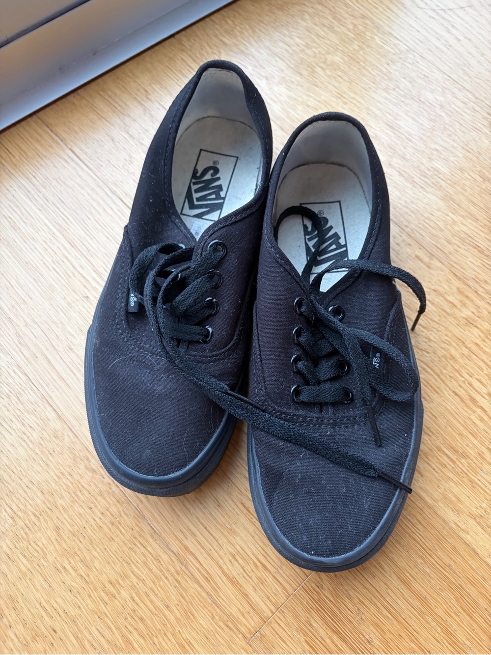 Excellent condition Vans Authentic sneaker, size 6